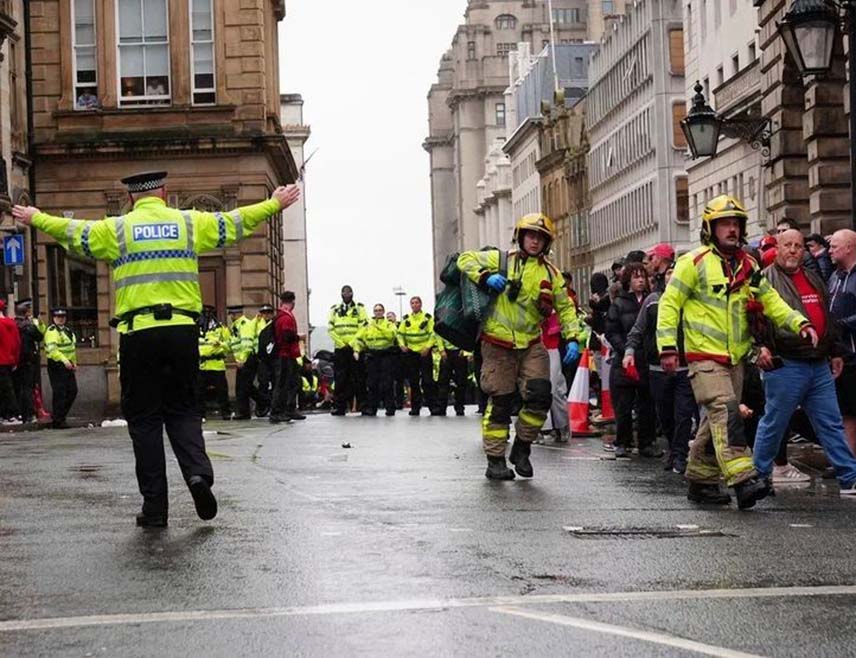 ЛИВЕРПУЛ, 26. МАЈА /СРНА-Ројтерс/ - Британска полиција ухапсила је британског држављанина, педесеттрогодишњег бијелца, након што је аутомобил ударио у велику групу навијача "Ливерпула" у центру града током прославе титуле њиховог тима у фудбалској Премијер лиги.