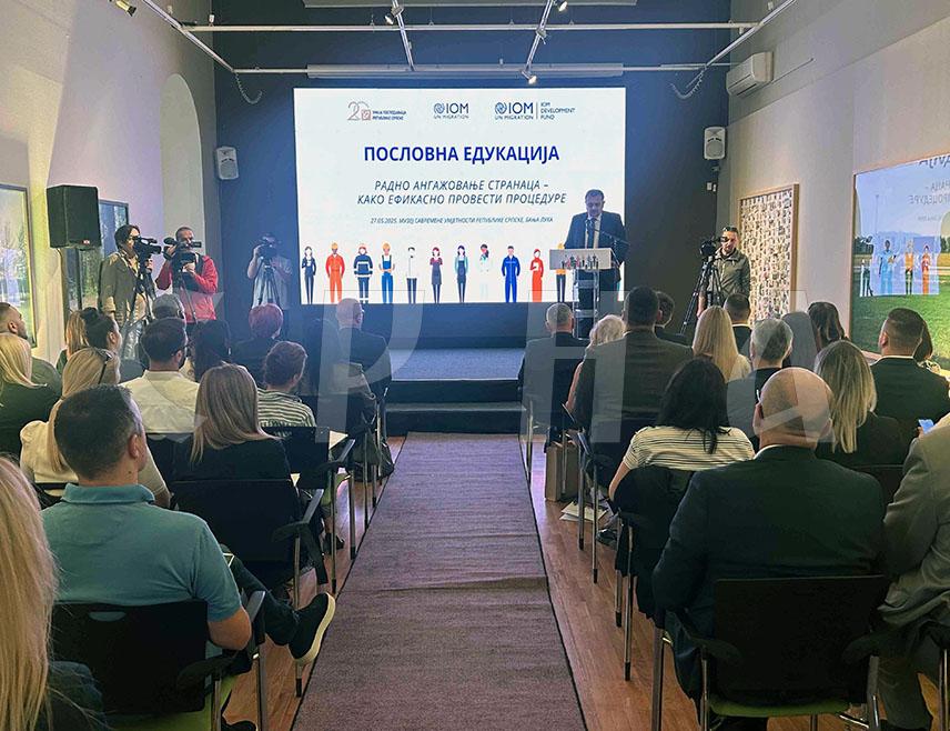 БАЊАЛУКА, 27. МАЈА /СРНА/ - У Републици Српској тренутно је издато око 2.000 радних дозвола за странце и то још увијек није на неком високом нивоу, рекао је новинарима предсједник Уније послодаваца Српске Зоран Шкребић.