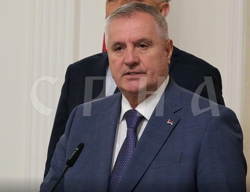 BANJA LUKA, MAY 27 /SRNA/ - Republika Srpska Prime Minister Radovan Višković sent a message to the opposition in Republika Srpska saying that Christian Schmidt is their best choice for the position of prime minister of the so-called shadow government, since he is already making decisions and proposals on their behalf.