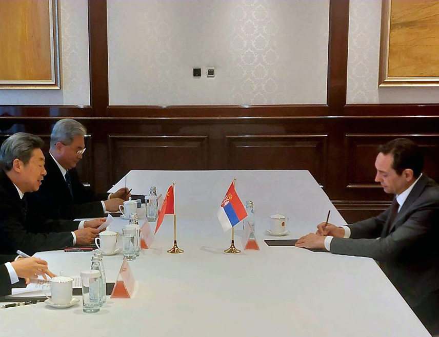 БЕОГРАД, 27. МАЈА /СРНА/ - Лидер Покрета социјалиста Александар Вулин састао се данас у оквиру московског безбједносног форума са шефом делегације Кине на овом скупу и чланом Политбироа Централног комитета Комунистичке партије Кине Чен Венћингом.