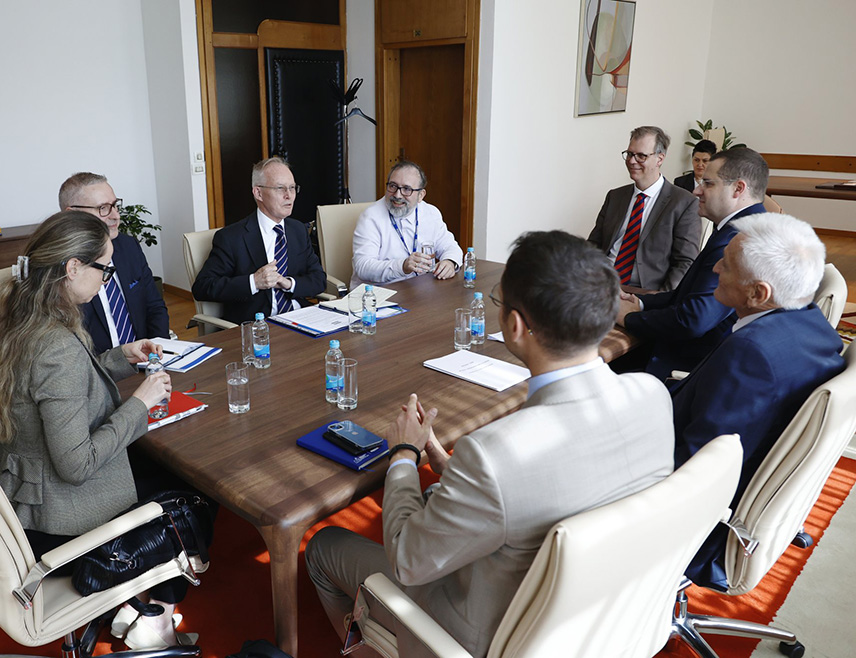 САРАЈЕВО, 28. МАЈА /СРНА/ - Српски делегат у Дому народа Парламентарне скупштине БиХ Радован Ковачевић објавио је на "Иксу" да је, заједно са предсједавајућим Дома народа Николом Шпирићем, примио представника за слободу медија ОЕБС-а Јана Братуа.