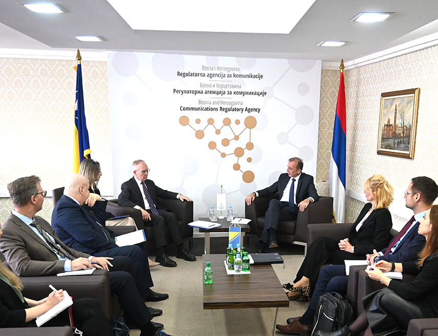 САРАЈЕВО, 28. МАЈА /СРНА/ - Директор Регулаторне агенције за комуникације /РАК/ Драшко Милиновић у разговору са представником ОЕБС-а за слободу медија Јаном Братуом истакао је да је сарадња РАК-а и Канцеларије за слободу медија ОЕБС-а од изузетног значаја за очување слободе изражавања.