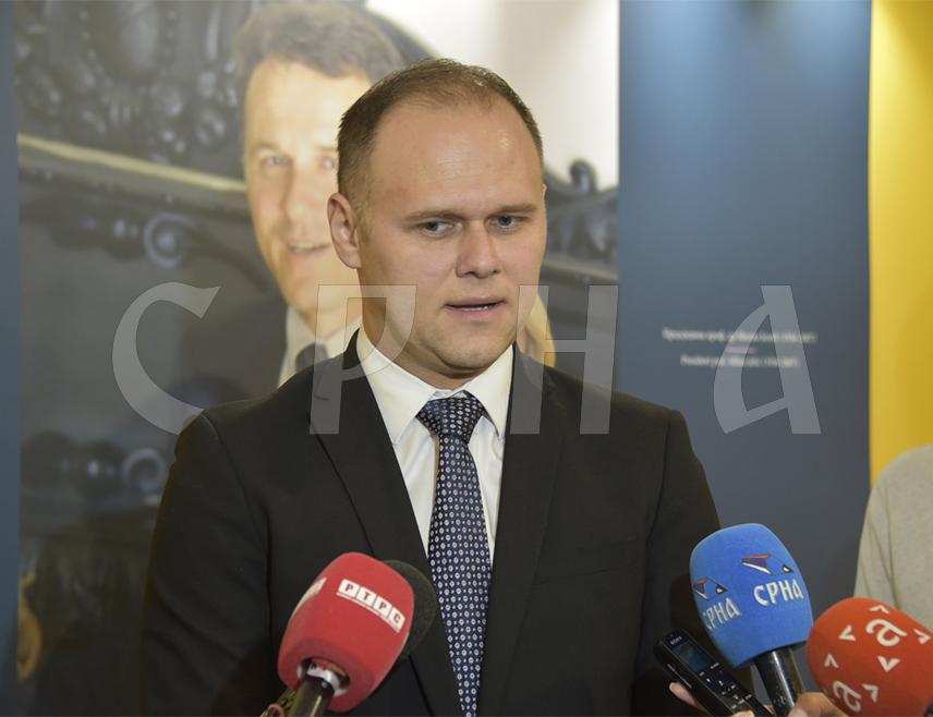 БАЊАЛУКА, 28. МАЈА /СРНА/ - Цијели процес против предсједника Републике Српске Милорада Додика пред вануставним Судом БиХ, који ради и дјелује по наредбама лажног високог представника Кристијана Шмита, монтирани је игроказ администрације Џо Бајдена и силеџије Мајкла Марфија да се спроведе план довођења на власт подобних и послушних Срба из опозиционих редова, изјавио је посланик СНСД-а у Народној скупштини Српске Петар Јелић.