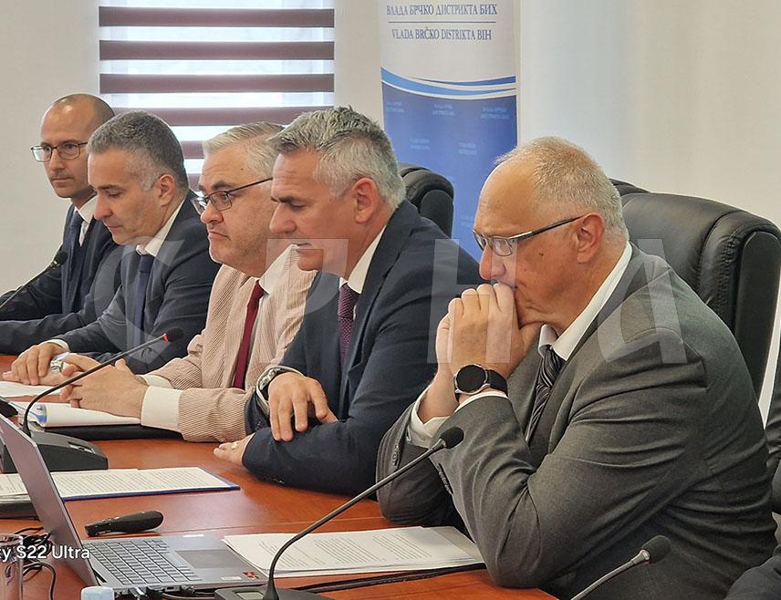 БРЧКО, 28. МАЈА /СРНА/ - Градоначелник Брчког Синиша Милић изјавио је данас на церемонији поводом завршетка деминирања простора дистрикта да је ово крај једног процеса, али и почетак другог који се односи на стављање очишћених површина у различите функције.