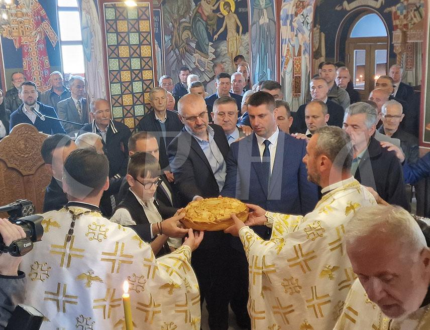 ИСТОЧНО НОВО САРАЈЕВО, 29. МАЈА /СРНА/ - У Храму Светог великомученика Георгија у Миљевићима данас је служена Света литургија и обављено ломљење славског колача поводом Дана и крсне славе општине Источно Ново Сарајево - Спасовдана.