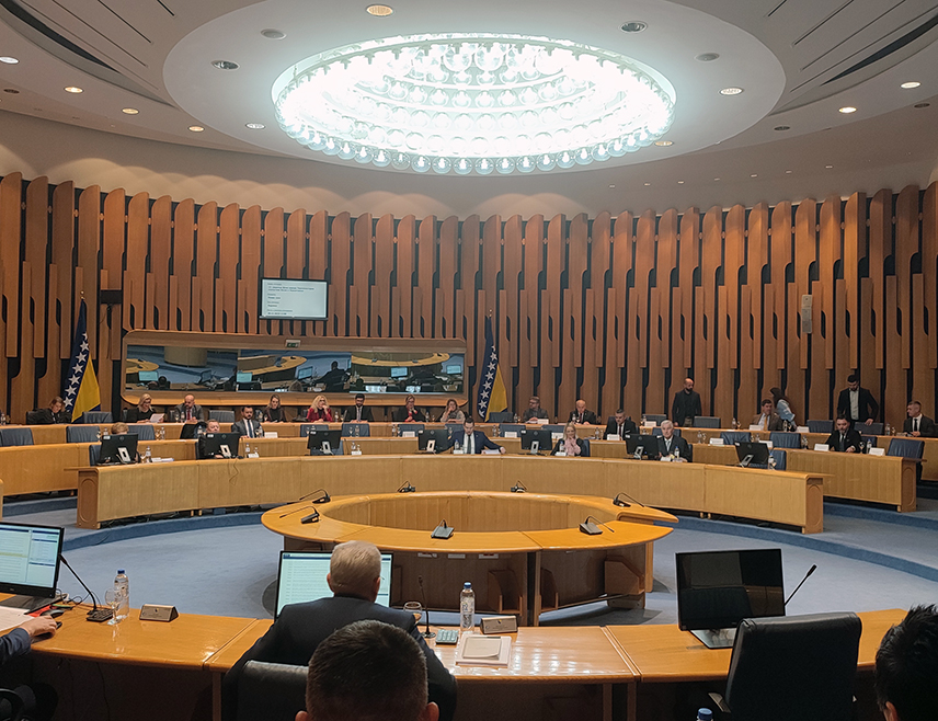 САРАЈЕВО, 29. МАЈА /СРНА/ - Предсједавајући Дома народа Никола Шпирић дао је паузу од 15 минута на данашњој сједници овог дома на чијем дневном реду су, између осталог, захтјеви за разматрање по хитном поступку приједлога закона о Суду БиХ и измјене Изборног закона БиХ.