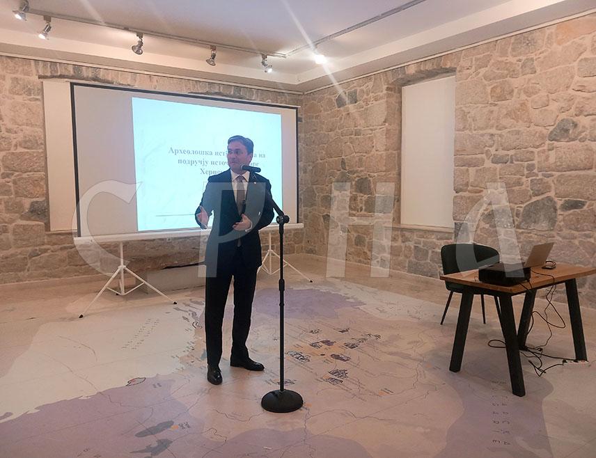 TРЕБИЊЕ, 29. МАЈА /СРНА/ - Министар културе Србије Никола Селаковић отворио је данас у Требињу Скупштину и годишњи скуп Српског археолошког друштва на коме ће се разговарати о археолошким истраживањима, а биће одржано 88 излагања.