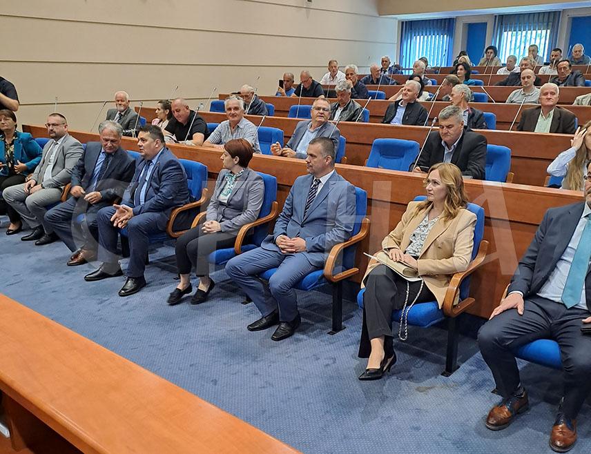 БАЊАЛУКА, 29. МАЈА /СРНА/ - Предсједник Народне скупштине Републике Српске Ненад Стевандић изјавио је данас да институционална подршка Савезу логораша Српске никада није била спорна, те да ће и даље бити темељна ради ширења истине о протеклом рату.