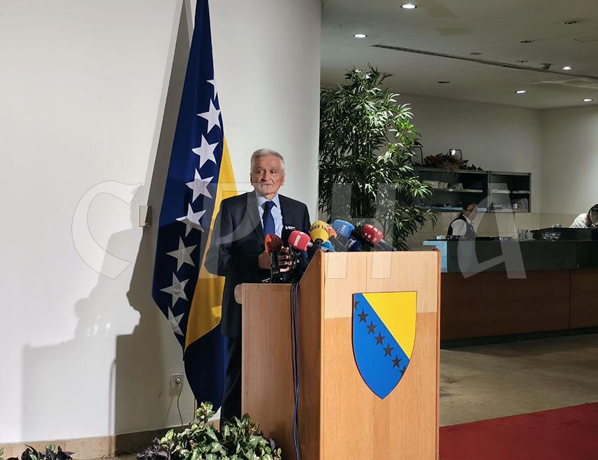 САРАЈЕВО, 29. МАЈА /СРНА/ - Понашање делегата из српског и хрватског клуба још је брана великој деструкцији у БиХ док огорчену борбу воде у бошњачком корпусу, рекао је предсједавајући Дома народа Парламентарне скупштине БиХ Никола Шпирић.