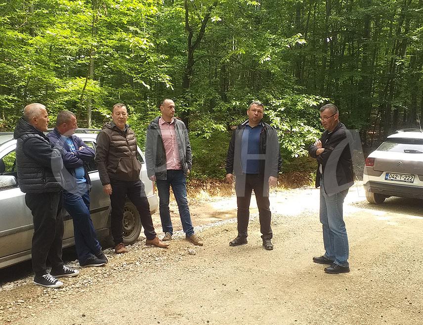 ВЛАСЕНИЦА, 29. МАЈА /СРНА/ - Замјеник начелника општине Власеница Младен Поповић посјетио је данас  са сарадницима радове на асфалтирању пута у Цикотској Ријеци и Рудиштима гдје општина наставља улагања у инфраструктуру уређењем локалних путева, али и асфалтирањем битних дионица на подручју ове локалне заједнице.