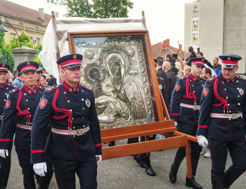 БЕОГРАД, 29. МАЈА /СРНА/ - У Београду је Спасовданском литијом централним градским улицама, на чијем челу су мошти, односно рука Светог Саве, настављено обиљежавање крсне славе града Београда - празника Вазнесења Господњег.