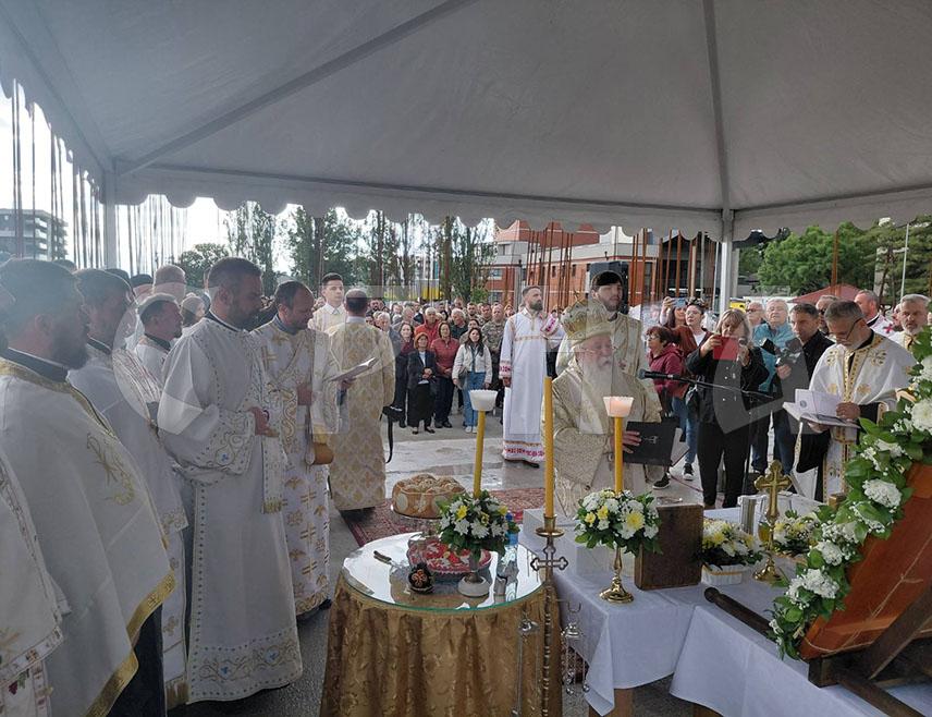 ИСТОЧНО НОВО САРАЈЕВО, 29. МАЈА /СРНА/ - Његово високопреосвештенство архиепископ сарајевско-сребренички и митрополит дабробосански Хризостом са свештенством данас је освештао темеље будућег Саборног храма Христа Спаситеља у Источном Новом Сарајеву, након чега је обављен обред ломљења славског колача Парохије лукавичке, којем је присуствовао велики број вјерника.