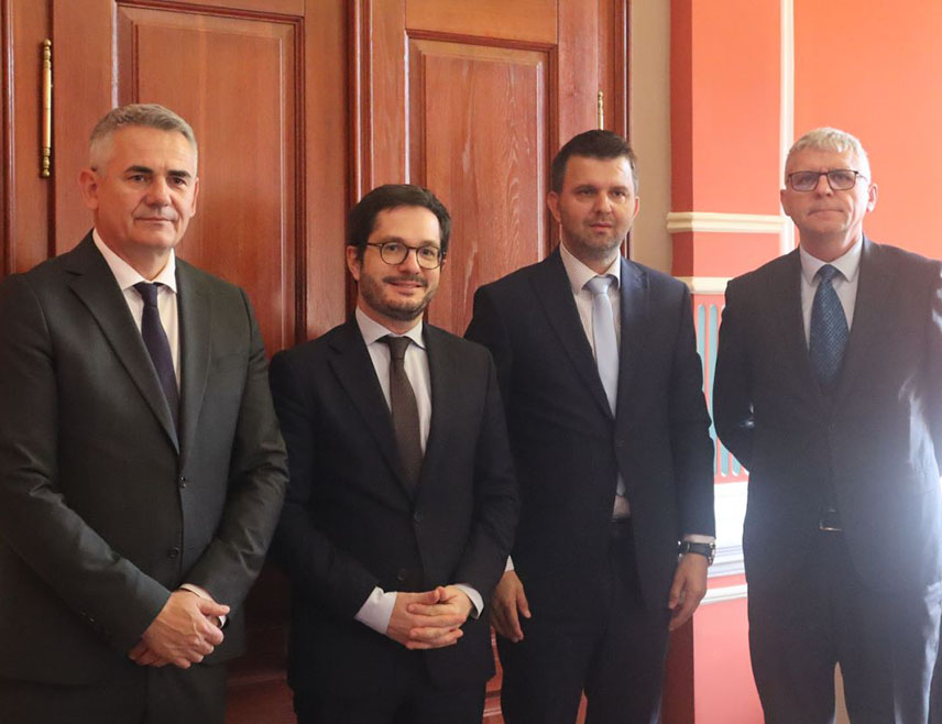 БРЧКО, 29. МАЈА /СРНА/ - Амбасадор Француске у БиХ Франсоа Делмас похвалио је напоре локалне управе у Брчко дистрикту на побољшању квалитета живота грађана, те истакао подршку европској перспективи БиХ.