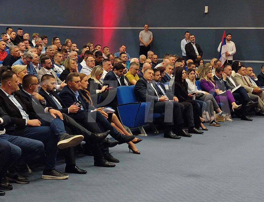 ГРАДИШКА, 29. МАЈА /СРНА/ - У Културном центру Градишка у току је осма изборна конференција Градског одбора СНСД-а, којој присуствује и лидер ове партије Милорад Додик.