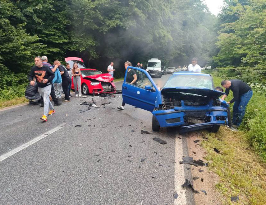 МИЛИЋИ, 29. МАЈА /СРНА/ - Шест лица повријеђено је у саобраћајној незгоди која се догодила у мјесту Заклопача на магистралном путу између Власенице и Милића.