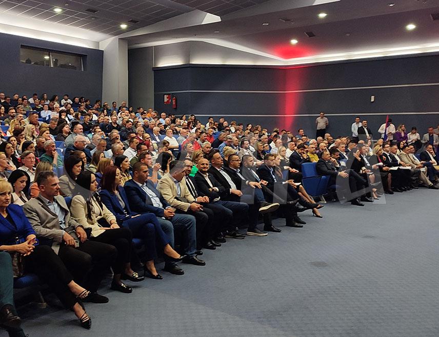 ГРАДИШКА, 29. МАЈА /СРНА/ - СНСД је данас израз воље народа и синоним за одбрану Републике Српске, њене дејтонске позиције и њене будућности, изјавио је у Градишци лидер ове партије Милорад Додик.