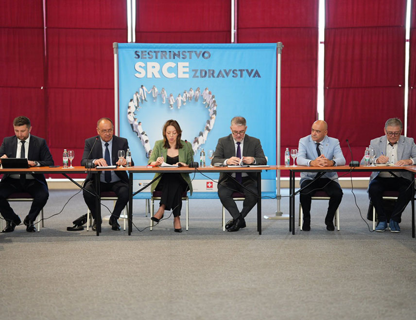 НЕУМ, 30. МАЈА /СРНА/ - Представници надлежних институција у области здравства у БиХ потписали су данас у Неуму заједничку изјаву о подршци јачању сестринске професије којом се обавезују да ће осигурати трајну подршку развоју сестринске професије која представљају стуб квалитетне здравствене заштите, јавио је извјештач Срне.