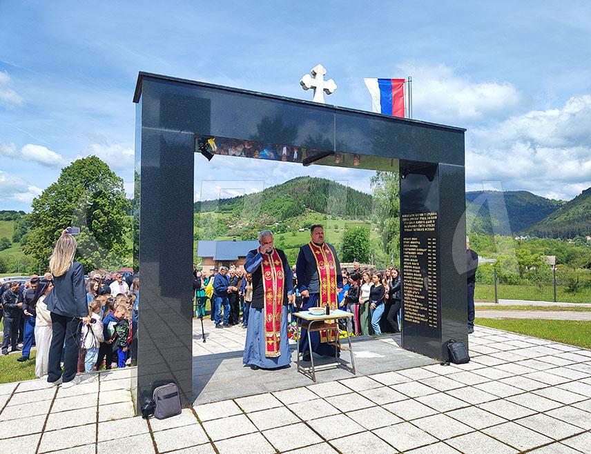 МОКРО, 30. МАЈА /СРНА/ - У Мокром код Пала данас је код спомен-обиљежја служен парастос за 52 погинула и преминула борца Одбрамбено-отаџбинског рата, у оквиру манифестације "Дани сјећања на јуни 1992. године", коју организује општинска Борачка организација.