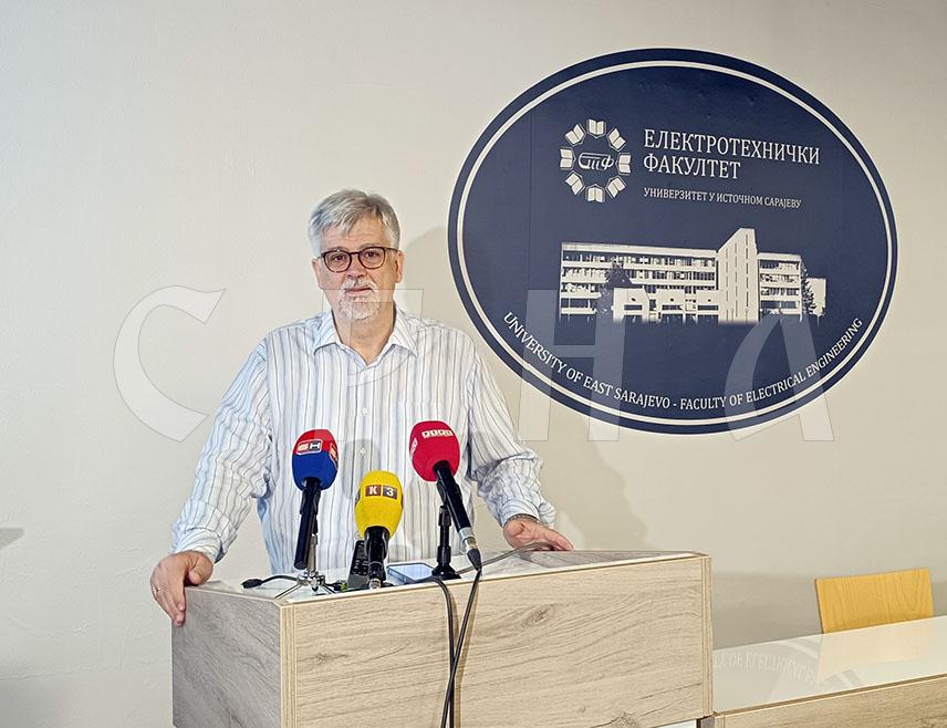 ИСТОЧНО САРАЈЕВО, 30. МАЈА /СРНА/ - Електротехнички факултет Универзитета у Источном Сарајеву организовао је данас научни симпозијум поводом 100 година од открића квантне маханике, која је темељ модерне физике и свих модерних технологија које су обиљежиле 20. вијек, навео је професор на Електротехничком факултету у Источном Сарајеву Жељко Пржуљ.