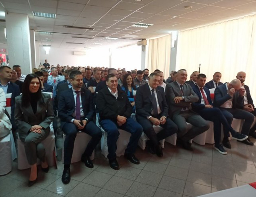 ШАМАЦ, 30. МАЈА /СРНА/ - У Шамцу је почела изборна конференција Општинског одбора СНСД-а којој присуствује и предсједник ове политичке партије Милорад Додик.