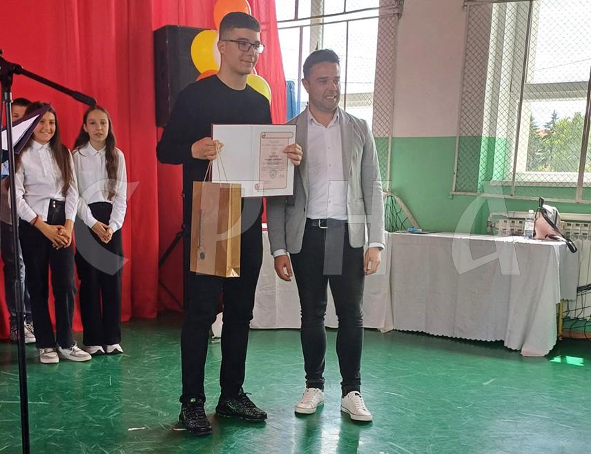 СОКОЛАЦ, 30. МАЈА /СРНА/ - У Основној школи "Соколац" за ђака генерације за школску 2024/2025. проглашен је Јаков Орашанин, вуковац који је осим изузетних резултата у школским постигао и посебан успјех и у ваншколским активностима, рекао је Срни директор ове школе Ђорђе Рајић.