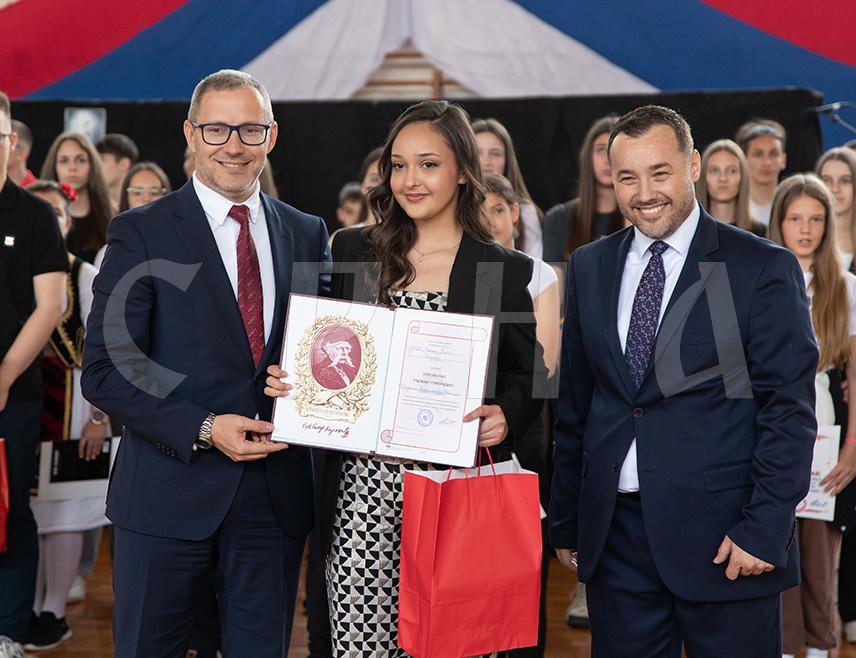 ПРЊАВОР, 30. МАЈА /СРНА/ - У Основној школи /ОШ/ "Никола Тесла" у Прњавору пригодним програмом који су ученици припремили са учитељима и наставницима обиљежен је Дан школе и ученичких постигнућа, уручена су признања најуспјешнијим ђацима, међу којима је пет добитника Вукове дипломе, а ученик генерације је Николина Бороденко.