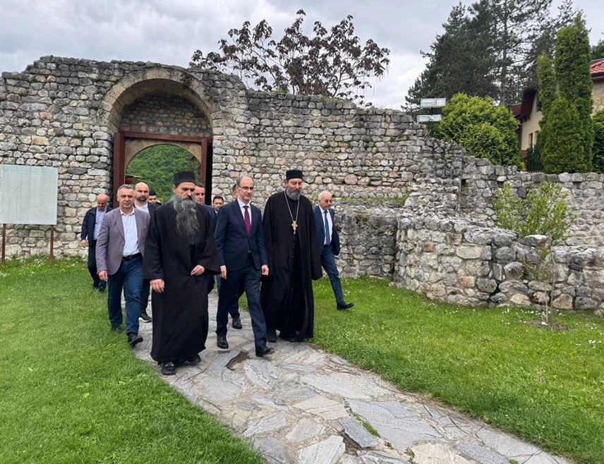 БЕОГРАД/НОВИ ПАЗАР, 30. МАЈА /СРНА/ - Премијер Србије Ђуро Мацут обишао је манастир Сопоћани, код Новог Пазара, једну од најзначајнијих задужбина краља Уроша, те истакао да држава улаже у очување овог изузетног духовног и културно-историјског споменика, који је уписан на Унескову листу свјетске културне баштине,