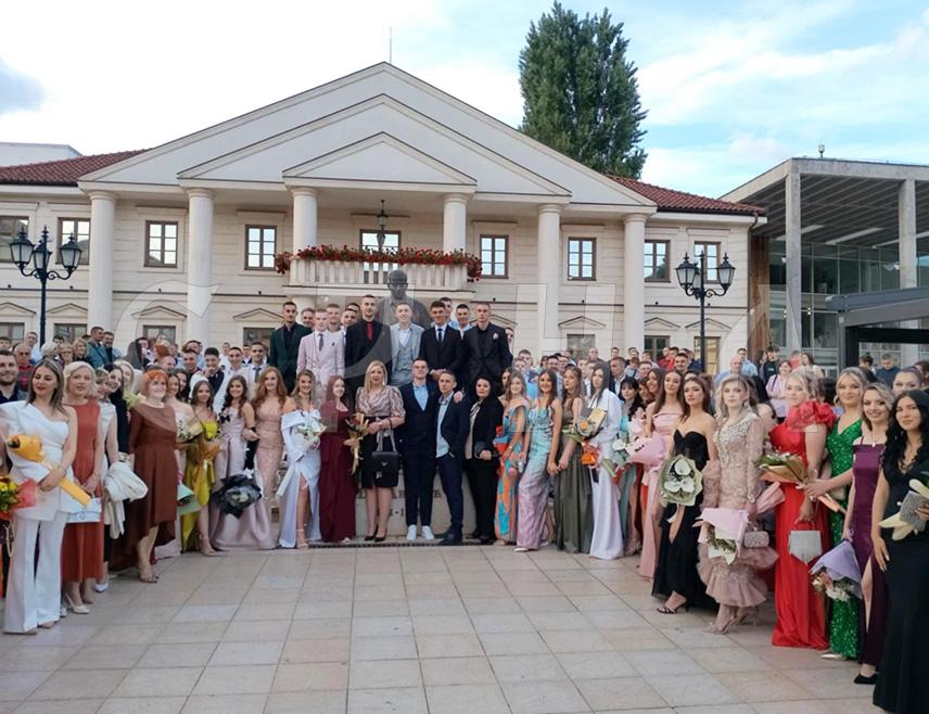 ВИШЕГРАД, 30. МАЈА /СРНА/ – Свечаном матурском вечером у хотелу „Вишеград“, 68 ученика Средњошколског центра "Иво Андрић" из Вишеграда прославило је завршетак средњошколског образовања.