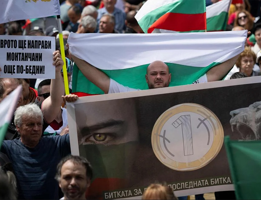 СОФИЈА, 31. МАЈА /СРНА/ - Хиљаде људи окупило се данас у Софији и другим већим градовима у Бугарској на протестима против планова Владе да уведе евро због чега је затражено расписивање референдума.
