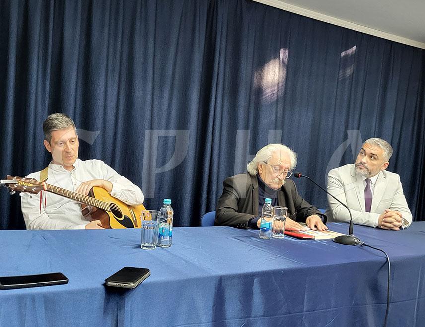 ПАЛЕ, 31. МАЈА /СРНА/ - На Филозофском факултету на Палама вечерас је одржано поетско-музичко вече на којем је публика имала прилику да од највећег живог српског пјесника Пере Зупца чује о његовом раду, животу, али и познатој поеми "Мостарске кише" од чијег објављивања је прошло 60 година.