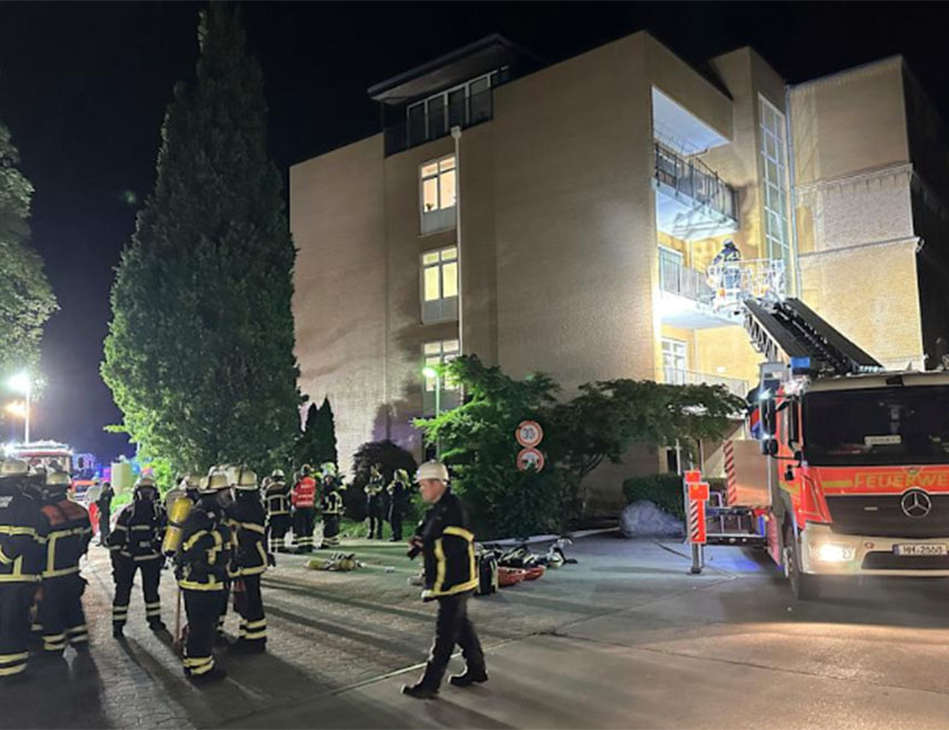 БЕРЛИН, 1. ЈУНА /СРНА/ - Три пацијента су погинула, а више људи је повријеђено, од којих је двоје у критичном стању, у пожару који је избио у болници у Хамбургу, саопштиле су данас власти.