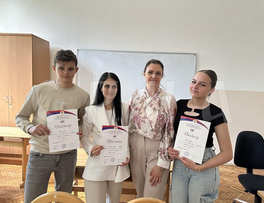 ШЕКОВИЋИ, 1. ЈУНА /СРНА/ - Шековићки основци запаженим резултатима на разним такмичењима на најбољи начин промовишу ову малу локалну заједницу, а посљедњи успјех је било прво мјесто на републичком такмичењу из руског језика које је освојио Андреј Сокић, ученик деветог разреда Основне школе "Јован Дучић".