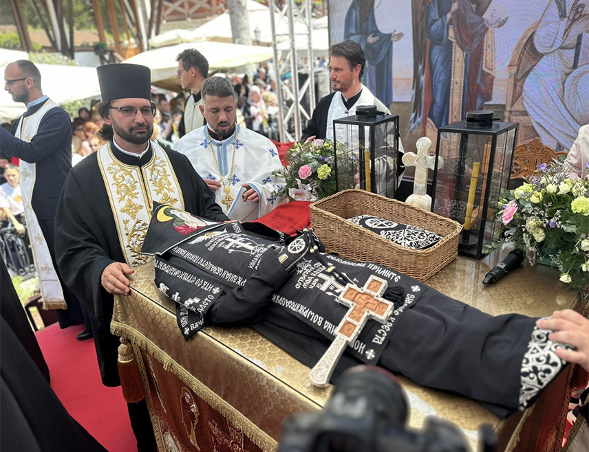 БЕОГРАД, 1. ЈУНА /СРНА/ - У манастиру Тумане код Голупца данас су традиционално пресвучене мошти Светог Зосима, у присуству великог броја вјерника.