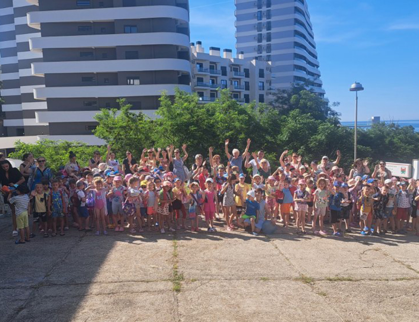 БИЈЕЉИНА, 2. ЈУНА /СРНА/ - Прва од 13 смјена дјеце у оквиру пројекта "Социјализација дјеце Републике Српске" стигла је на љетовање у Бечиће и обухвата предшколце и пратеће особље из Приједора, Бањалуке, Бијељине, Гацка и Билеће, саопштено је из Јавног фонда за дјечију заштиту.