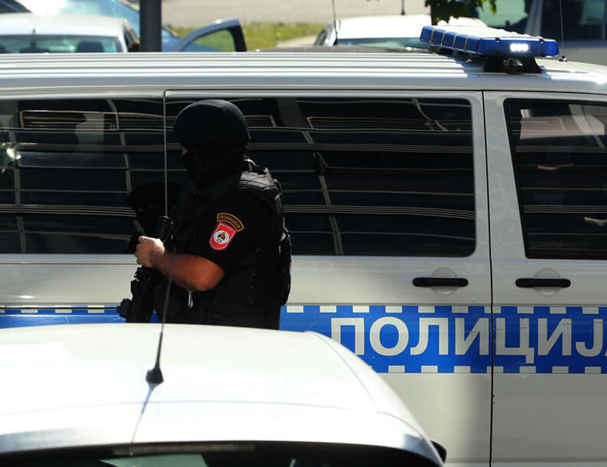 БАЊАЛУКА, 2. ЈУНА /СРНА/ - Припадници Полицијске управе Бањалука ухапсили су лице чији су иницијали М.Г. из Рибника, осумњичено да је повриједило мушкарца из Лакташа, а потом и ножем мушкарца из Бањалуке.