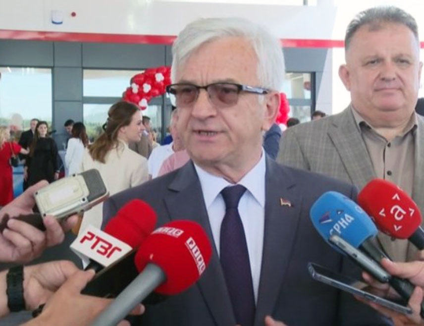 GRADIŠKA, JUNE 2 /SRNA/ - DEMOS Leader Nedeljko Čubrilović says the planned meetings, including the one between Republika Srpska opposition parties. HDZ BiH, and the Federation's "Troika" coalition with the illegal Christian Schmidt, do not contribute to easing the political crisis in BiH.