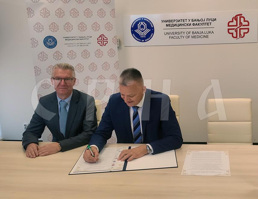 БАЊАЛУКА, 2. ЈУНА /СРНА/ - Декан Медицинског факултета Универзитета у Бањалуци Ранко Шкрбић потписао је данас декларацију о међууниверзитетској сарадњи фармацеутских и медицинских факултета региона, којом се, како каже, жели хармонизовати настава на овим студијским програмима у земљама бивше Југославије.
