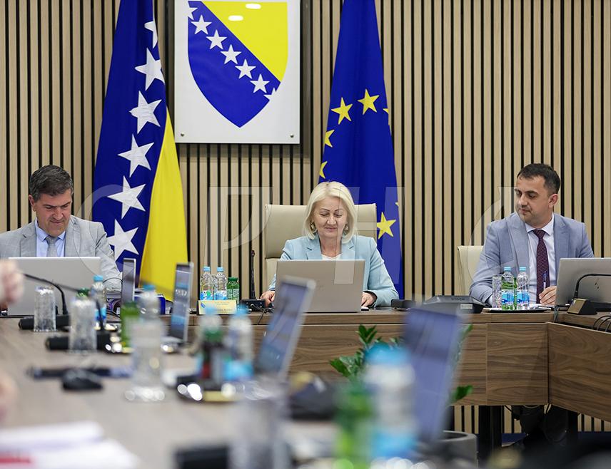 САРАЈЕВО, 2. ЈУНА /СРНА/ - Савјет министара усвојио је данас извјештај о извршењу Буџета институција БиХ и међународних обвеза БиХ за 2024. годину, према ком су укупно остварени приходи, примици и финансирање институција БиХ у прошлој години износили 1.333.319.074 КМ, од чега су 1.020.500.000 КМ приходи с Јединственог рачуна Управе за индиректно опорезивање БиХ.