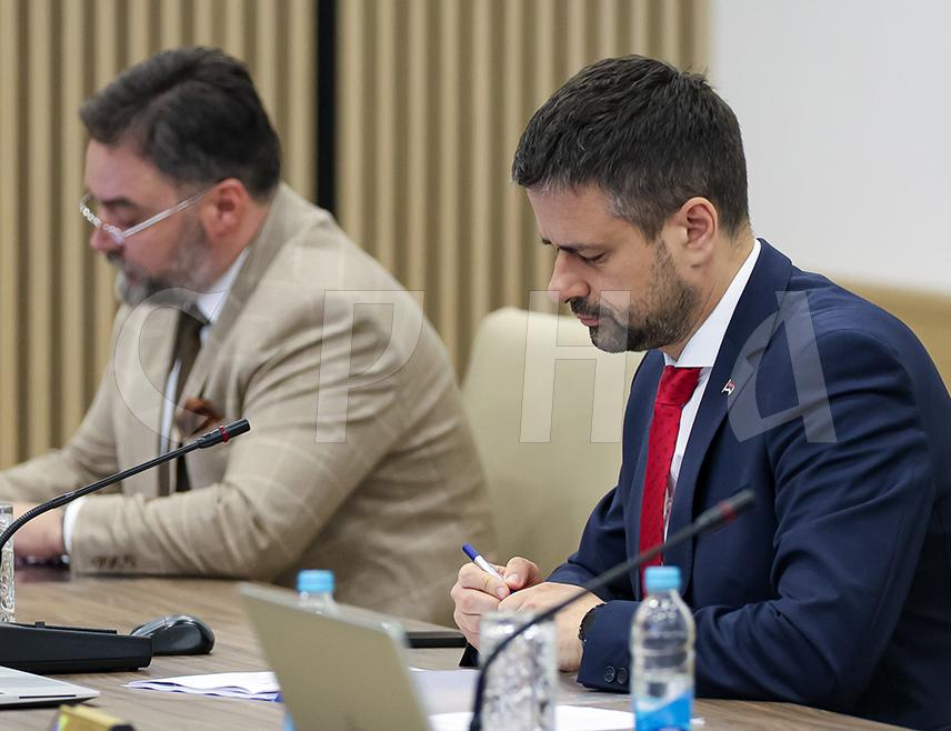 САРАЈЕВО, 2. ЈУНА /СРНА/ - Савјет министара утврдио је Приједлог споразума о гранту између БиХ и Међународне банке за обнову и развој вриједан 6,5 милиона евра који је алоциран на Републику Српску, односно предузеће "Путеви Републике Српске".