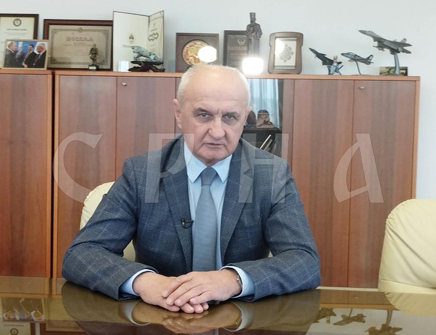 БАЊАЛУКА, 2. ЈУНА /СРНА/ - Предсједник СП-а Петар Ђокић рекао је да није превише изненађен оним што раде Кристијан Шмит и људи око њега, те оцијенио да за сутра најављени састанак представника ОХР-а са опозиционим партијама из Републике Српске не може донијети ништа корисно и да се на тај начин само подстиче криза у БиХ.