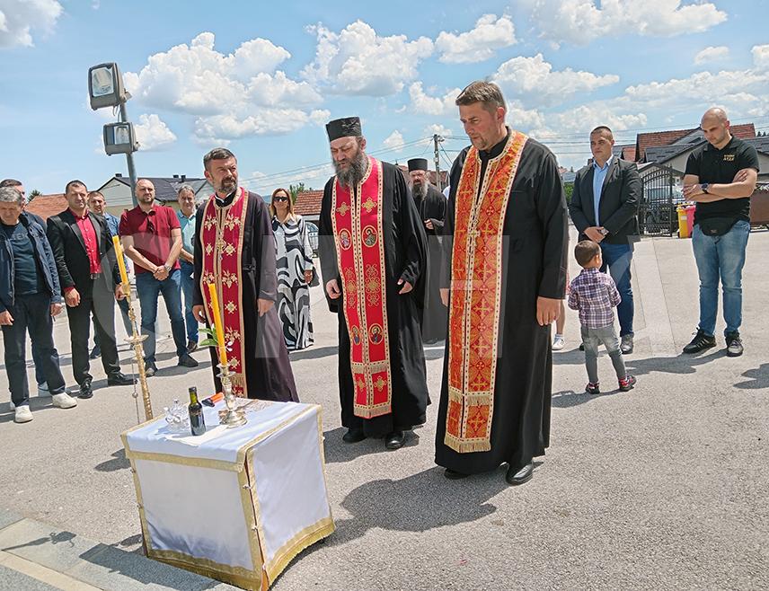 СОКОЛАЦ, 2. ЈУНА /СРНА/ - Игуман манастира Хиландар, архимандрит Методије посјетио је данас Српско војничко спомен-гробље Нови Зејтинлик на Сокоцу, на коме почивају 963 српска борца, гдје је са локалним свештеницима служио за њих помен, те посјетио Цркву Свете Петке на овом спомен-комплексу.