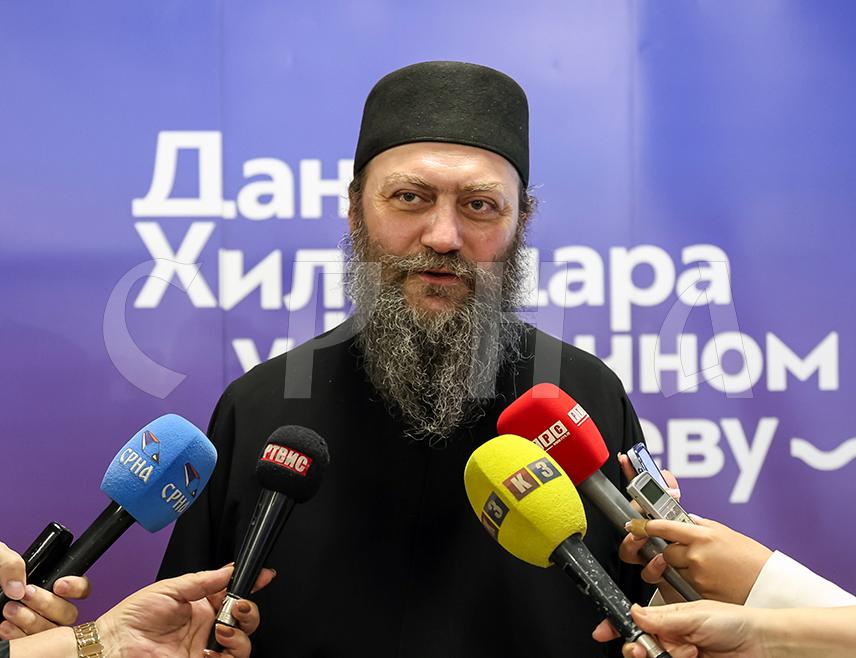 ИСТОЧНО САРАЈЕВО, 2. ЈУНА /СРНА/ - Игуман манастира Хиландар, архимандрит Методије изјавио је вечерас да су страдања обично усмјерена ка духовном напредовању, да се не могу избјећи и да Господ никада не дозвољава да вјерни народ страда више него што је његова мјера.