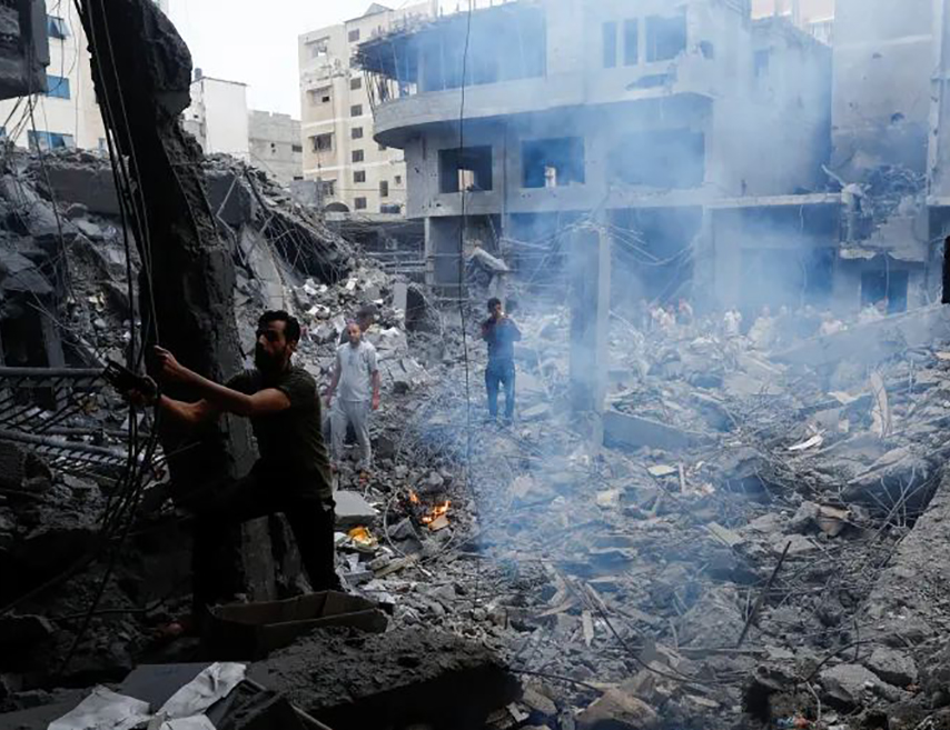 ГАЗА, 3. ЈУНА /СРНА/ - Најмање 23 Палестинца погинула су након што су израелске снаге отвориле ватру на људи који су чекали на пункту за дистрибуцију хуманитарне помоћи у јужном ријелу Појаса Газе, јавила је Ал Џазира, позивајући се на неименоване локалне медицинске изворе.