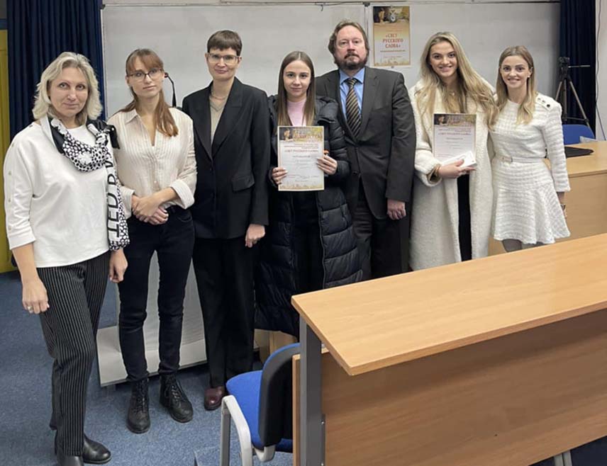 ВИШЕГРАД, 3. ЈУНА /СРНА/ - Амбасадор Руске Федерације у БиХ Игор Калабухов и његова супруга угостиће у четвртак, 12. јуна, у Сарајеву професора руског језика Кристину Цвијетић и њене ученике из Средњошколског центра "Иво Андрић" из Вишеграда, као признање за изузетан успјех остварен на Олимпијади руског језика, коју је организовао Тулски државни педагошки универзитет "Л. Н. Толстој".