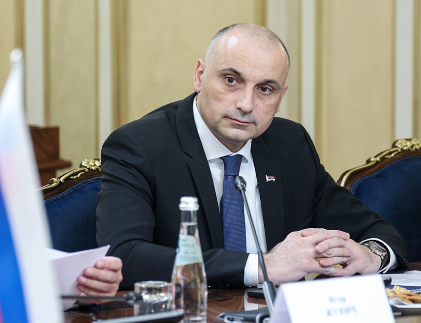 БАЊАЛУКА, 3. ЈУНА /СРНА/ - Предсједник НПС-а Дарко Бањац рекао је да у БиХ одлуке требају да се доносе договором само оних којима је народ на изборима дао повјерење, те поручио да нико од представника политичких партија из БиХ, а поготво из Републике Српске не треба ићи у стране амбасаде по мишљење, а поготово не у ОХР код неименованог високог представника или представника дијела међународне заједнице.