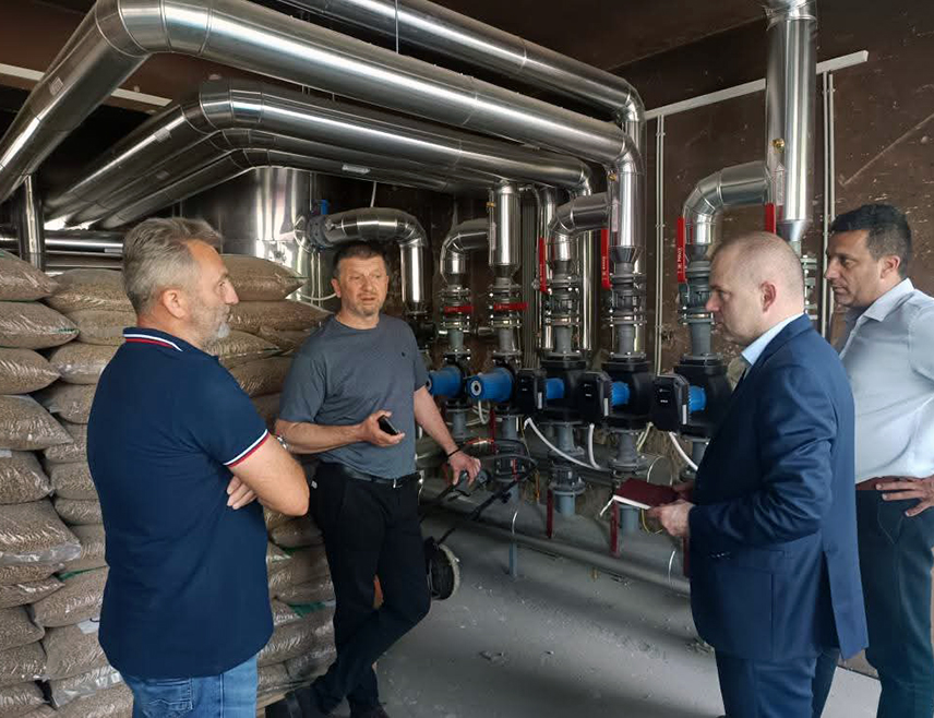 ПЕТРОВО, 3. ЈУНА /СРНА/ - Фонд за заштиту животне средине и енергетску ефикасност Републике Српске је у протекле четири године у Петрову, кроз пројекте подизања енергетске ефикасности јавних објеката, уложио 2.293.833 КМ, a за финансирање израде пројектно-техничке документације 51.406 КМ.