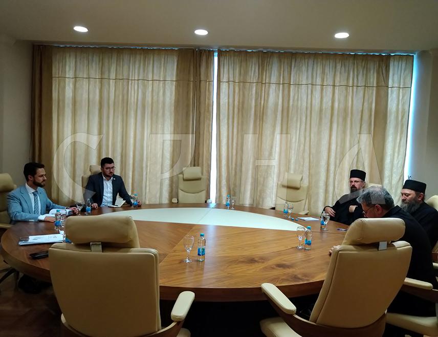 ИСТОЧНО САРАЈЕВО, 3. ЈУНА /СРНА/ - Комисија Владе Републике Српске за манастир Хиландар, на иницијативу предсједника Српске Милорада Додика, припрема пројекат  реконструкцију куле Хрусије у близини ове светиње, изјавио је данас предсједник Комисије Марко Ромић.