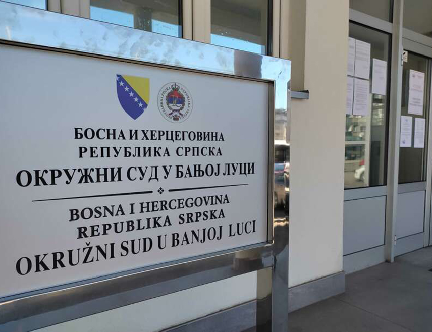 БАЊАЛУКА, 3. ЈУНА /СРНА/ - Окружни суд у Бањалуци одредио је једномјесечни притвор мушкарцу из Рибника чији су иницијали М. Г, осумњиченом за убиство у покушају и повреду, речено је Срни у овом суду.