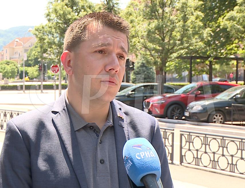 БАЊАЛУКА, 4. ЈУНА /СРНА/ - Представници опозиције из Републике Српске и "тројке" из Федерације БиХ /ФБиХ/ су присуством састанку са члановима Савјета за спровођење мира /ПИК/ дали легитимитет том неформалном тијелу, а посебно је било погрешено сјести за сто са нелегалним Кристијаном Шмитом, неким ко сам себе назива ауторитетом, изјавио је Срни Бојан Шолаја из Центра за међународне и безбједносне студије.