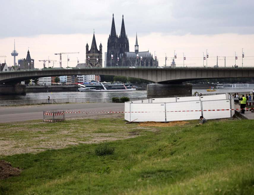 КЕЛН, 4. ЈУНА /СРНА/ - У току је евакуација више хиљада људи из централног дијела Келна у западној Њемачкој након открића три бомбе из Другог свјетског рата.